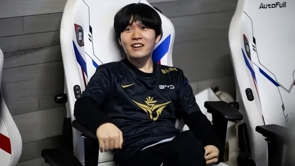 TK体育直播-包含Rookie迎来二十赛季高光表现，FPX球迷沸腾！的词条