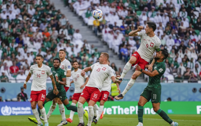 TK体育-莱万多夫斯基爆冷击败老鹰，回归赛场引爆全场！的简单介绍