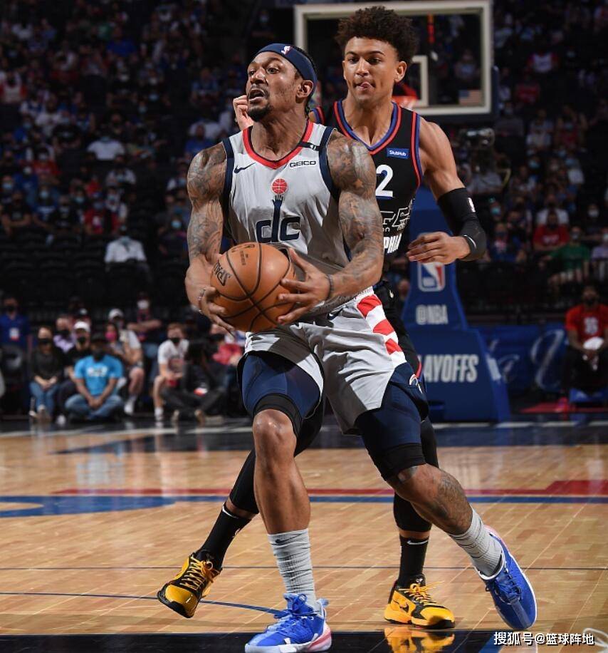 TK体育-莱万多夫斯基爆冷击败老鹰，回归赛场引爆全场！的简单介绍